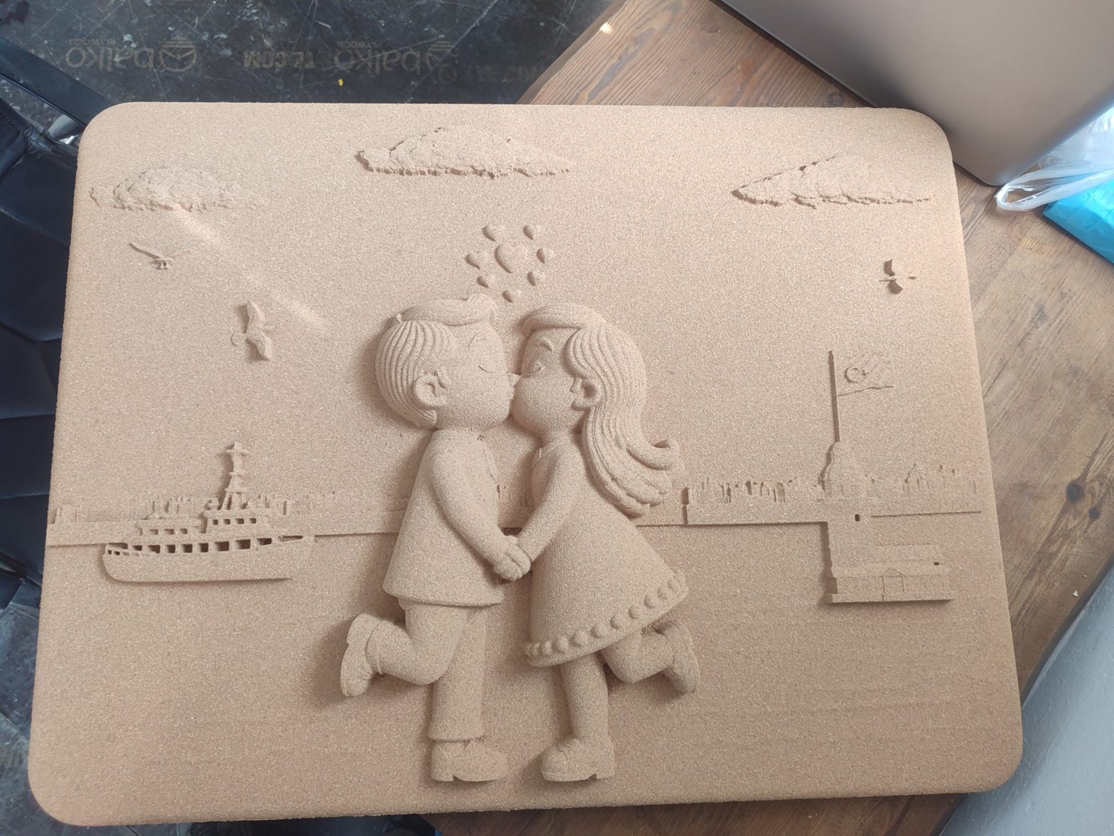 MDF üzerine işlenmiş şehir temalı CNC kabartma uygulaması